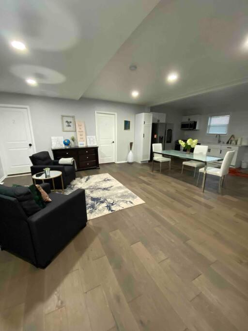 Modern 3Bed 2Bath Ranch With Diy Art Porch 3Tvs And Huge Front Yard To Enjoy! Villa Calumet City Exterior photo